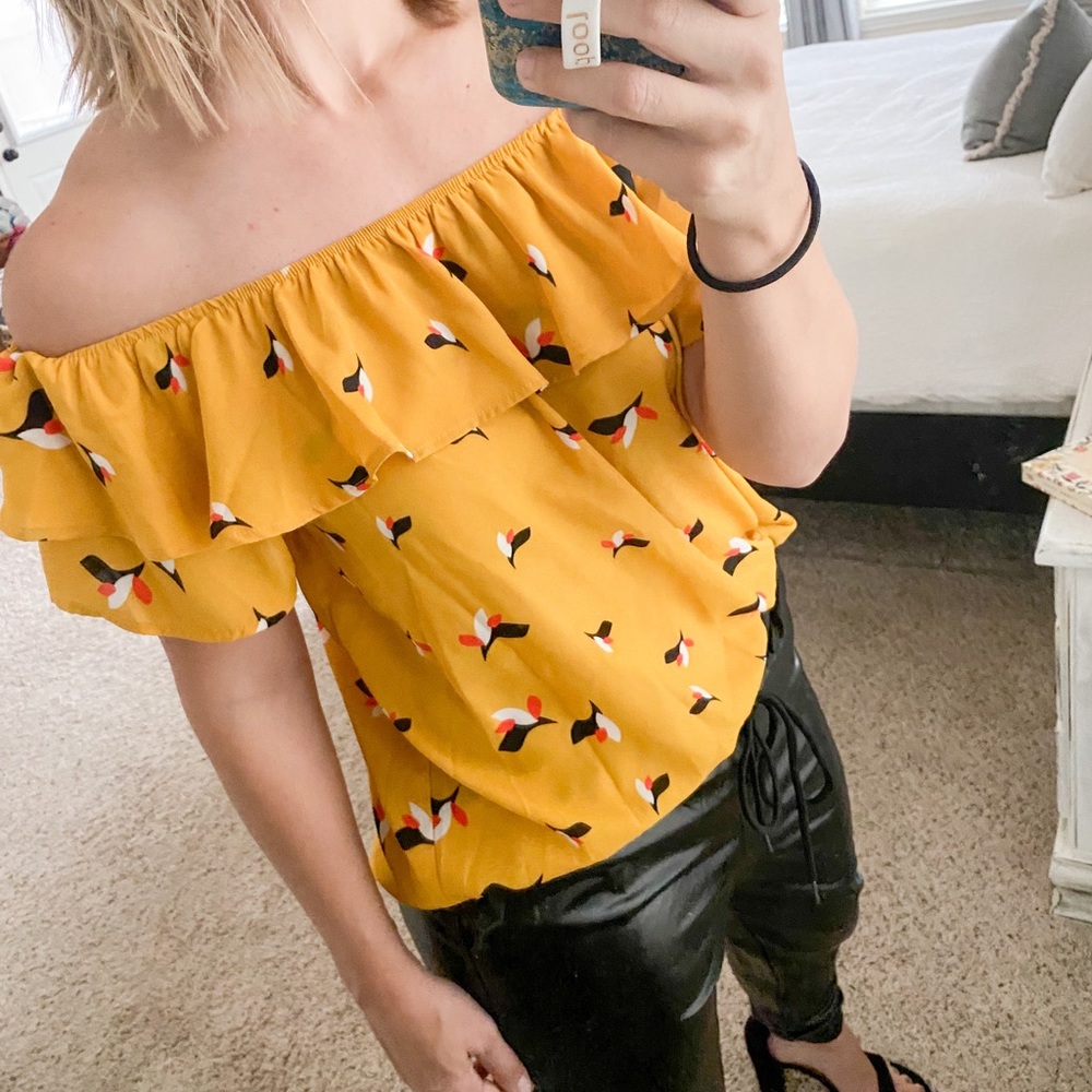 🛑 SOLD Xhilaration brand Cold Shoulder top